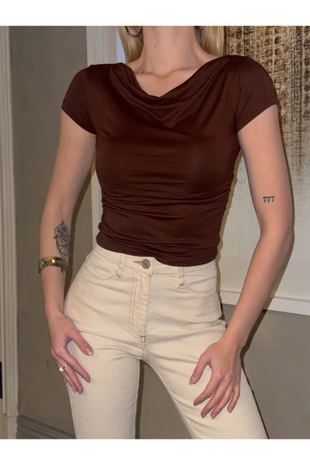 Yan Büzgülü İki Yönlü Giyilebilen Kısa Kollu Kahverengi Crop