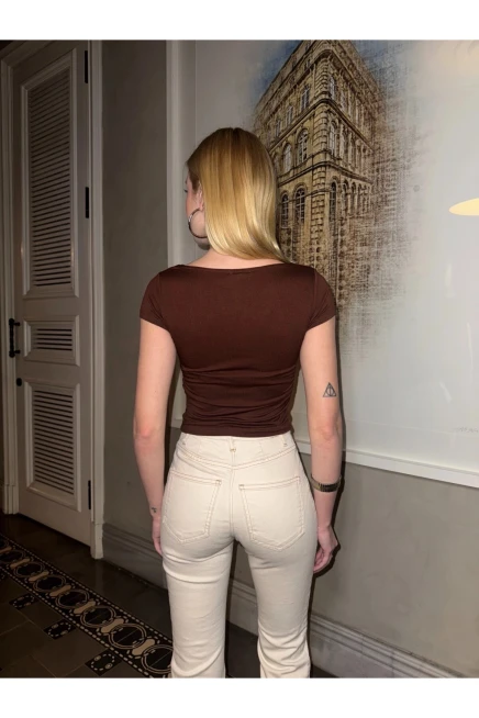 Yan Büzgülü İki Yönlü Giyilebilen Kısa Kollu Kahverengi Crop